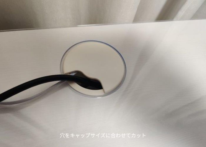 キャップに合わせたサイズで穴をカットしたマットの事例