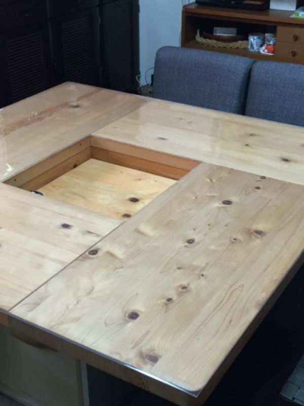 マットの中央に正方形の穴あけ事例