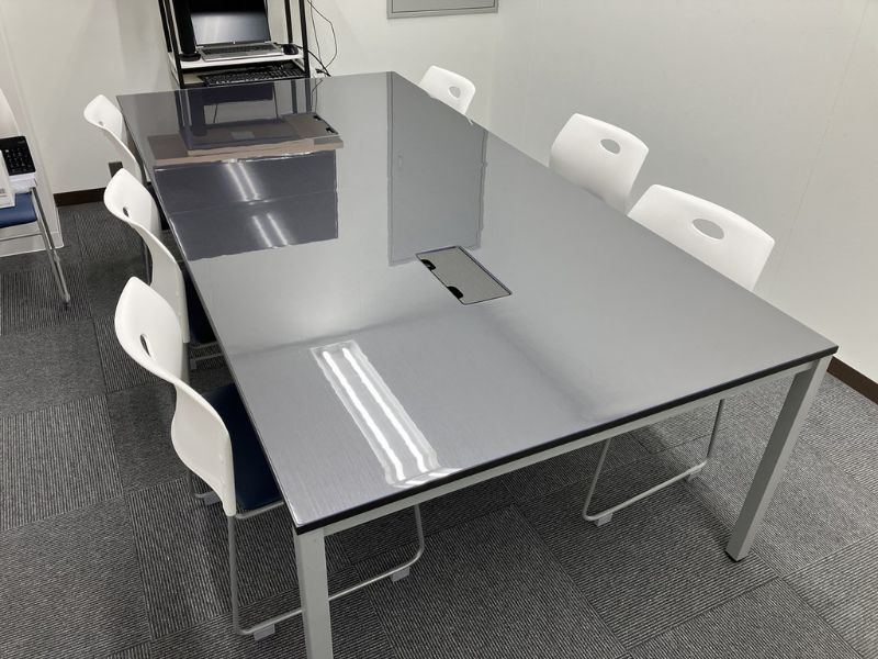 会議室テーブルへのマット穴あけ事例