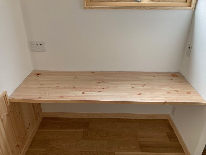 造作デスクへのマット穴あけ事例