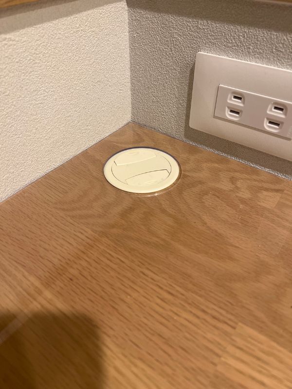 造作デスクに敷いたマットの穴あけ事例