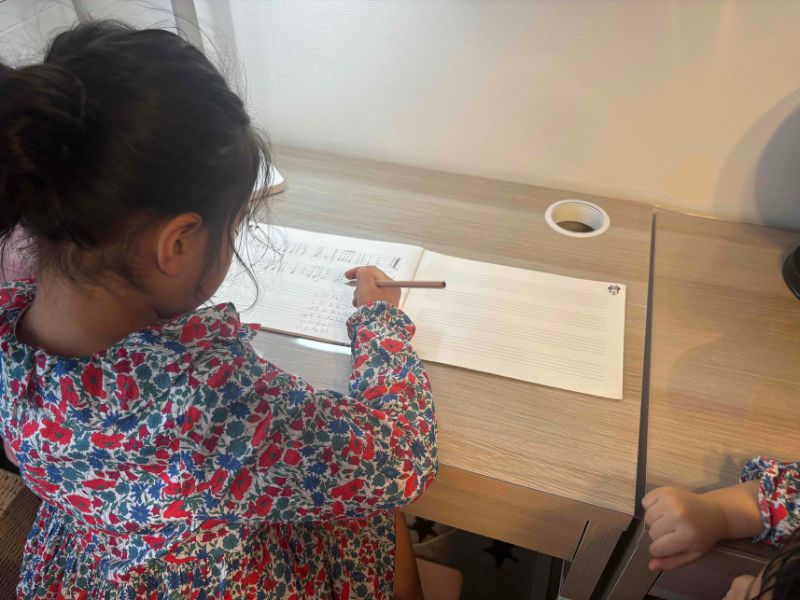 ikeaのミッケに敷いたマットの穴あけ事例