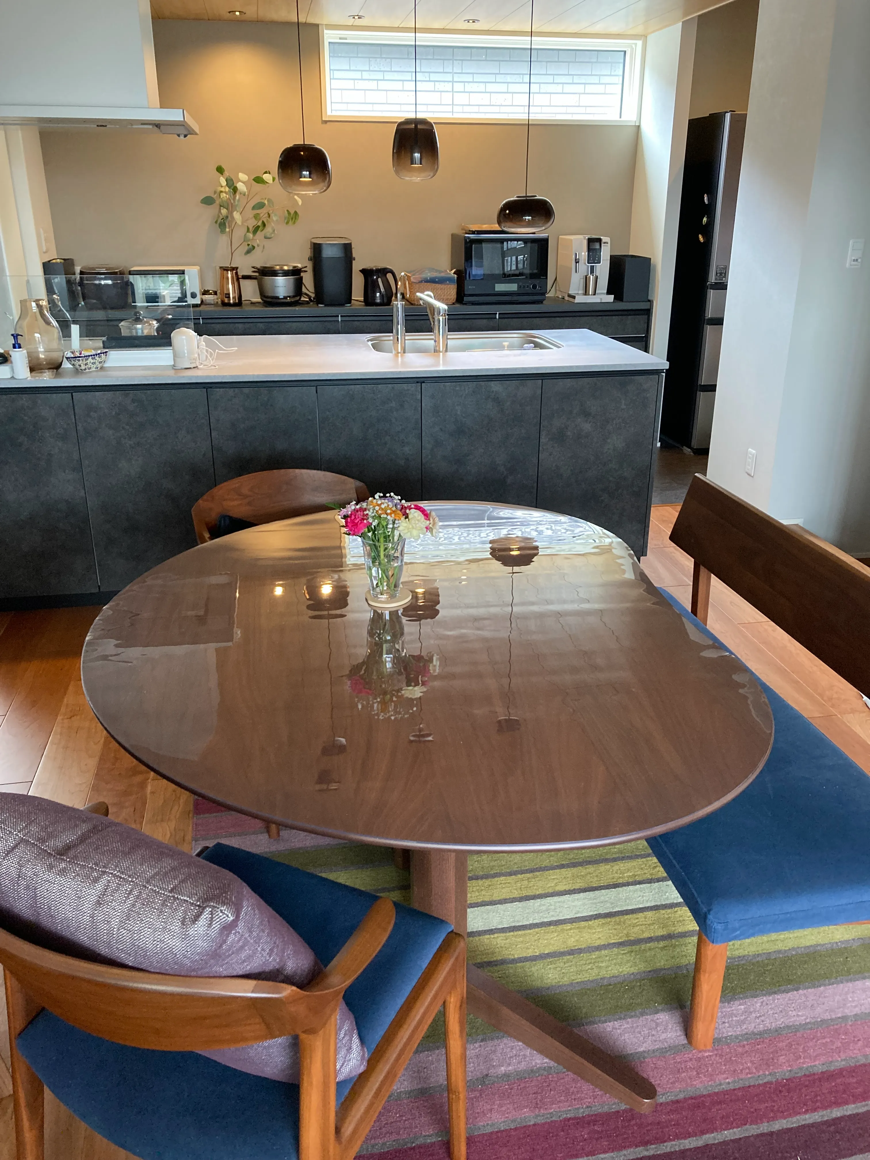 ミラージュ140サイズテーブルに当店のマットを敷いた様子（お客様提供）