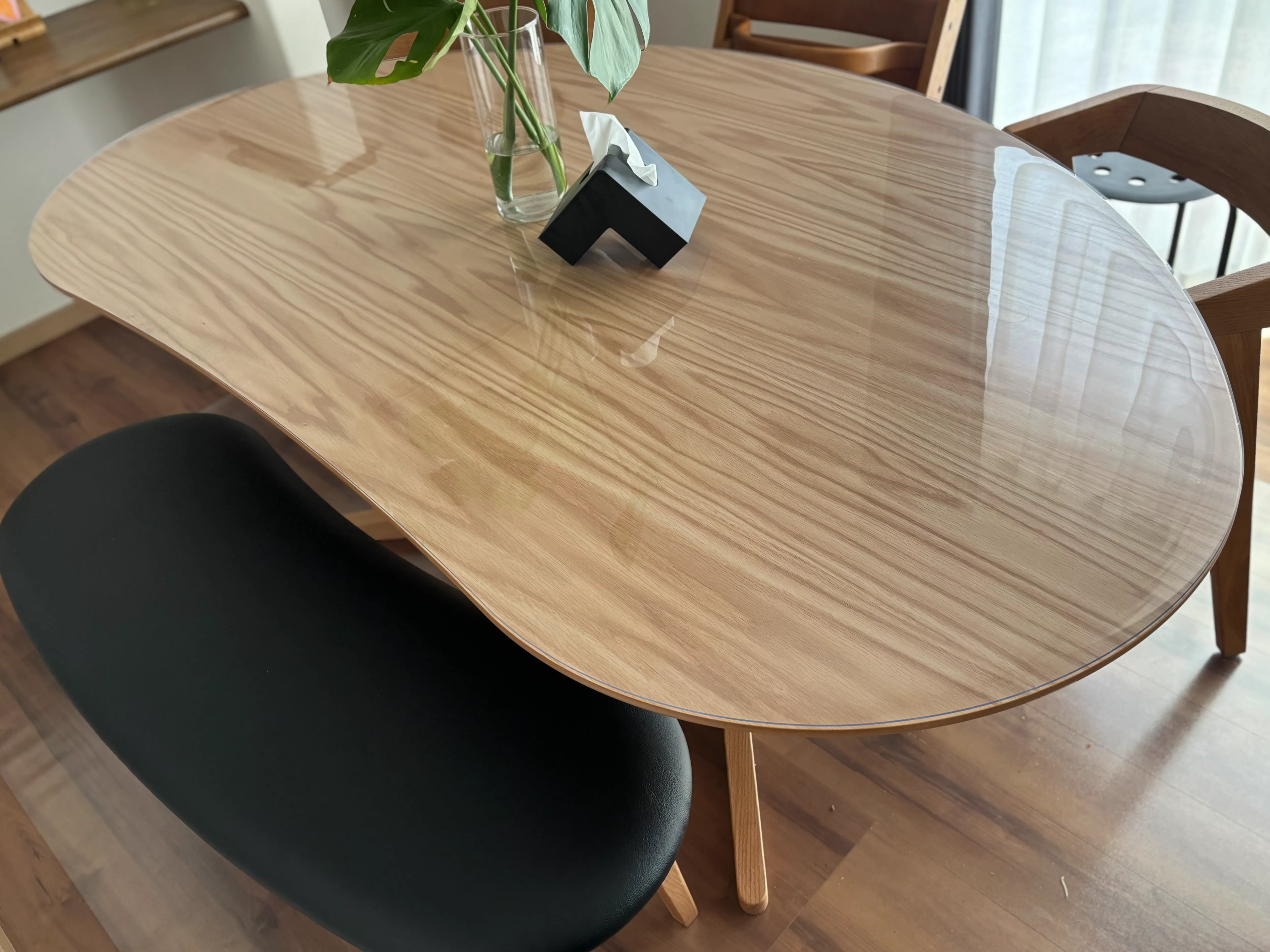 モリタインテリアのミラージュに透明テーブルマット工房のマットを敷いた様子(お客様提供)