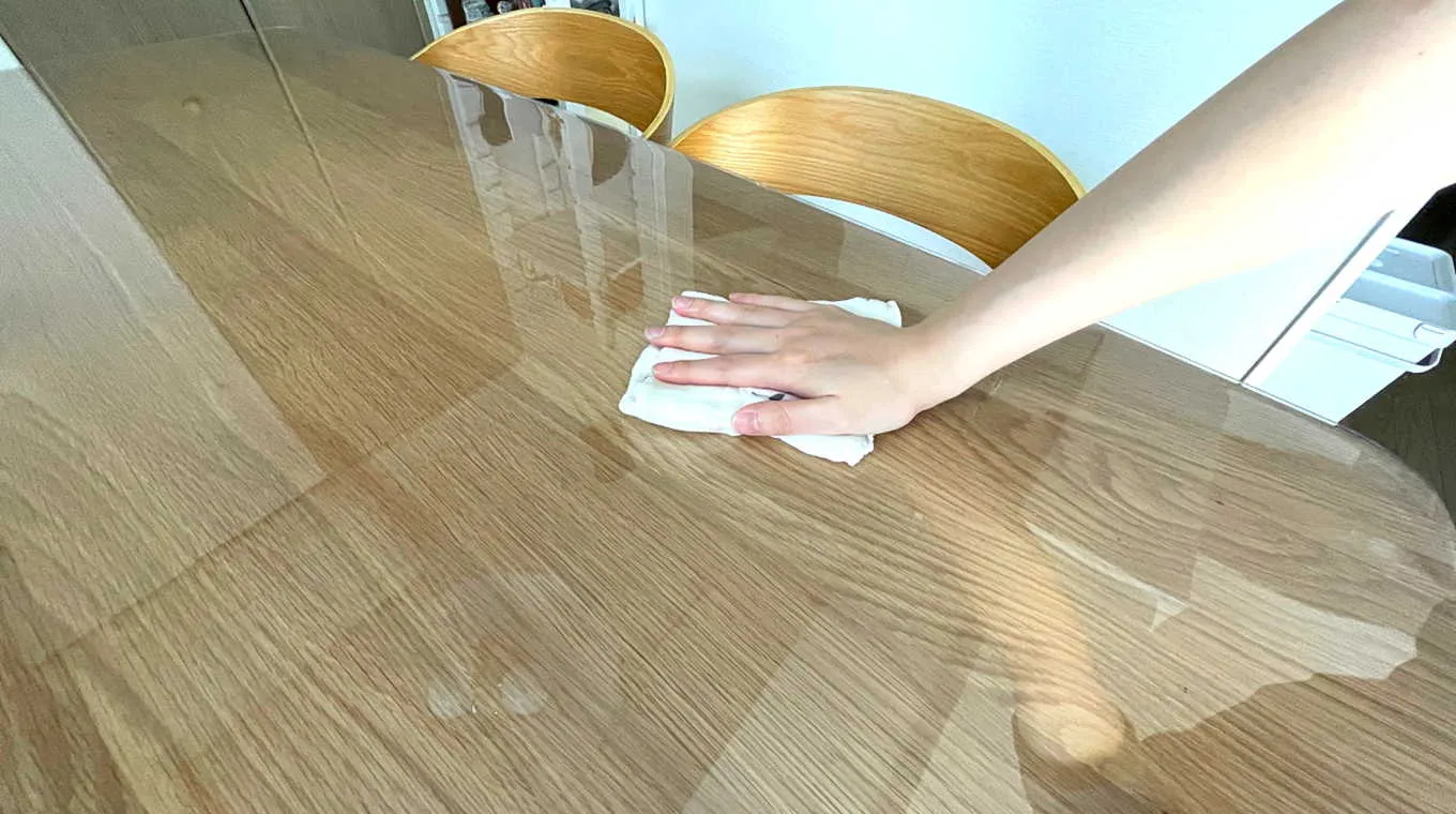 テーブルマットを拭き掃除している様子