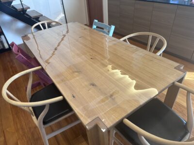 UTZONテーブルに当店の透明テーブルマットを敷いた様子