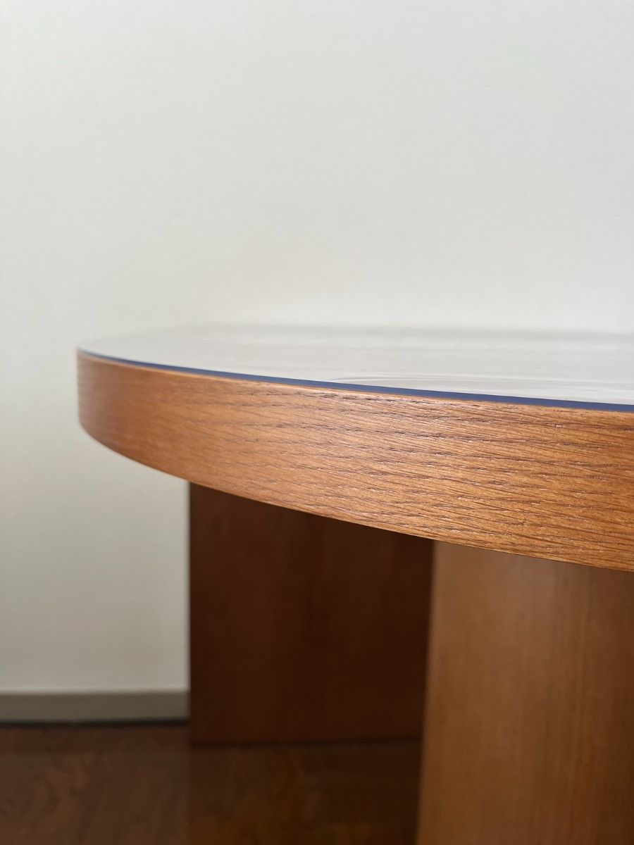 ポルトダイニングテーブルスモールに敷いたテーブルマット横からの写真