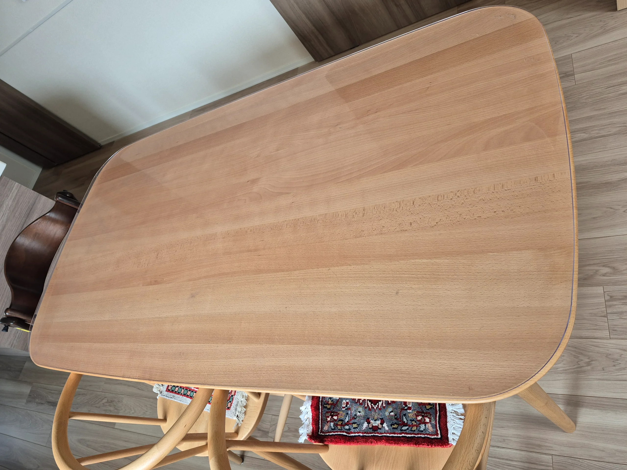 無印良品のブナ材テーブル丸脚に、当店の透明テーブルマットを敷いた様子