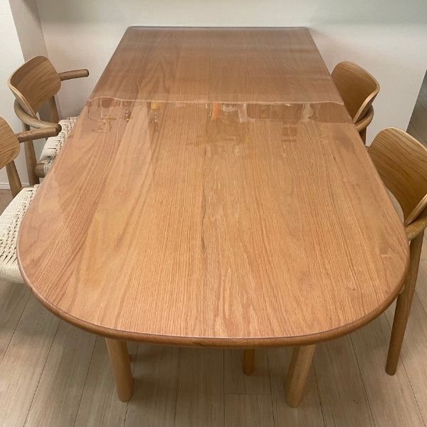 unicoのHILMAテーブルに当店のマットを敷いた様子