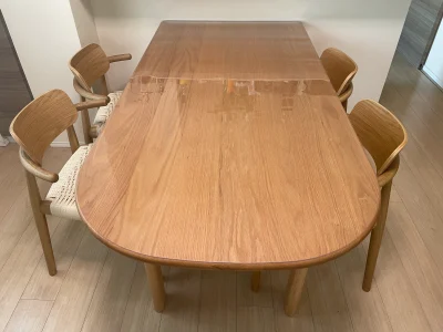 ウニコのヒルマテーブルに当店の透明テーブルマットを敷いた写真