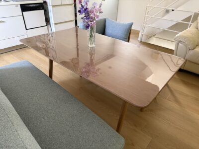 KINNAに合わせたサイズの透明テーブルマットを敷いた様子