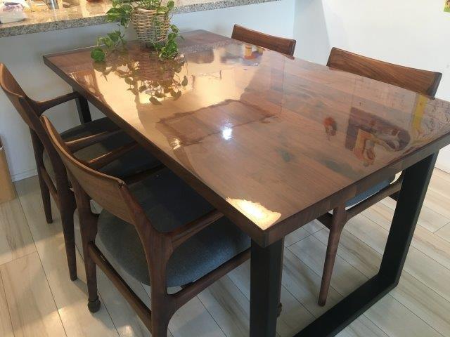 アクタス FJ DINING TABLEにテーブルマットを敷いた事例 | 透明