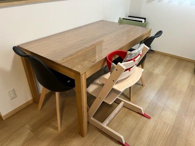 無印良品の木製テーブル(引出付)にテーブルマットを敷いた事例を 