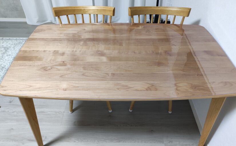 モモナチュラルOVALテーブルの汚れ防止対策に透明マット